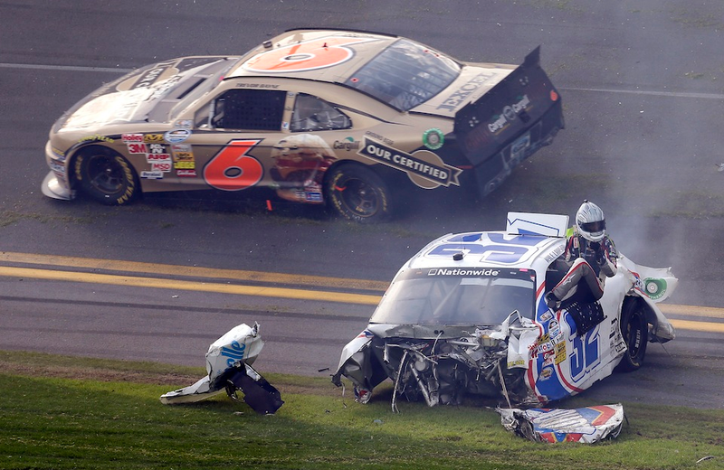 Illustration for article titled A Collection Of Photos From NASCAR's Wild Day At Daytona
